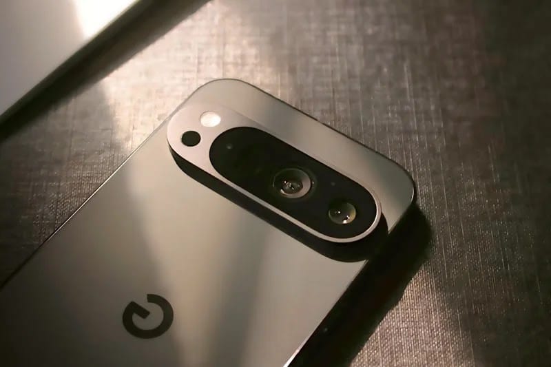 تصميم Google Pixel 9 أناقة عصرية ولمسة فخمة تصميم Google Pixel 9 الأنيق مع خامات فاخرة وشكل عصري