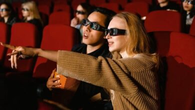 الصين تخطط لتحويل دور السينما إلى مراكز ترفيه بالذكاء الاصطناعي والمقاهي 8 مشاهدون داخل دار سينما في الصين أثناء عرض فيلم ضمن خطة لتطوير دور السينما وإضافة خدمات تعتمد على الذكاء الاصطناعي