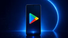 تحديثات Google System لشهر أغسطس 2026.. أبرز الميزات الجديدة 6 هاتف أندرويد يعرض شعار Google Play مع تحديثات Google System